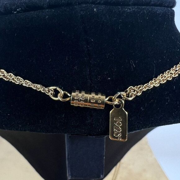 Vintage 1928 Gold Heart Pendant Locket Necklace - Classy Minimal Dainty Necklace - Picture 5 of 6